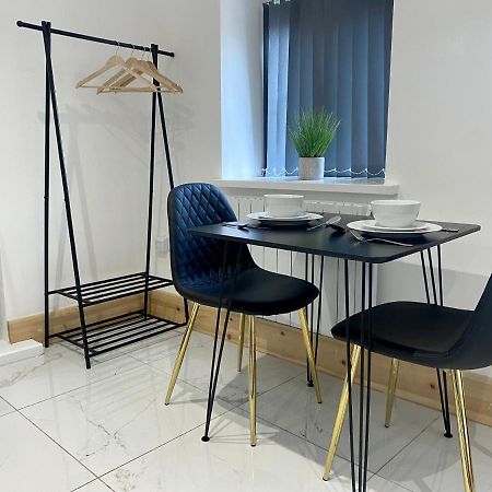 Stylish Studio Apartment In Centre Of เซนต์เคลียร์ส ภายนอก รูปภาพ
