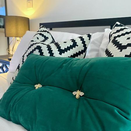 Stylish Studio Apartment In Centre Of เซนต์เคลียร์ส ภายนอก รูปภาพ