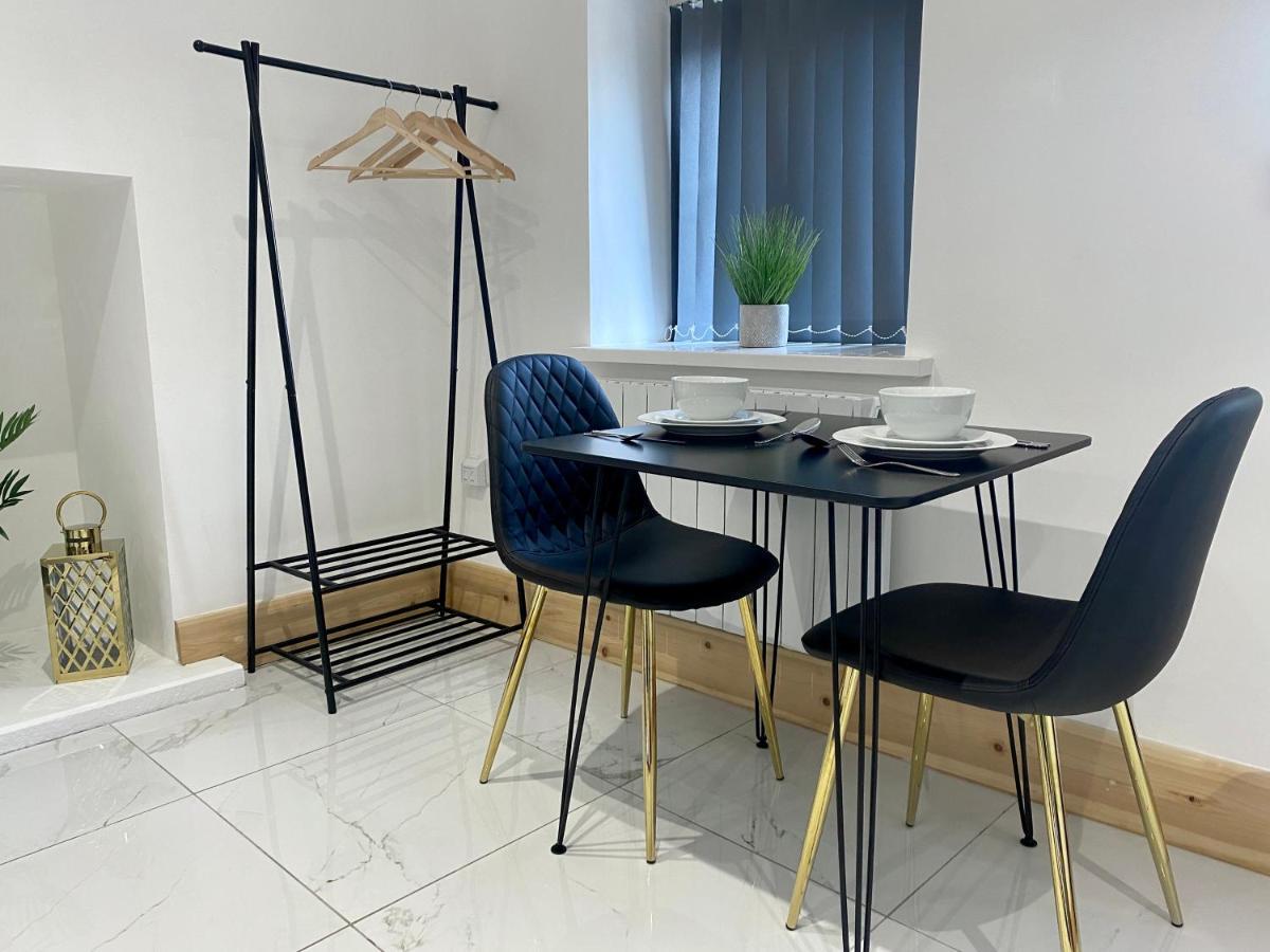 Stylish Studio Apartment In Centre Of เซนต์เคลียร์ส ภายนอก รูปภาพ