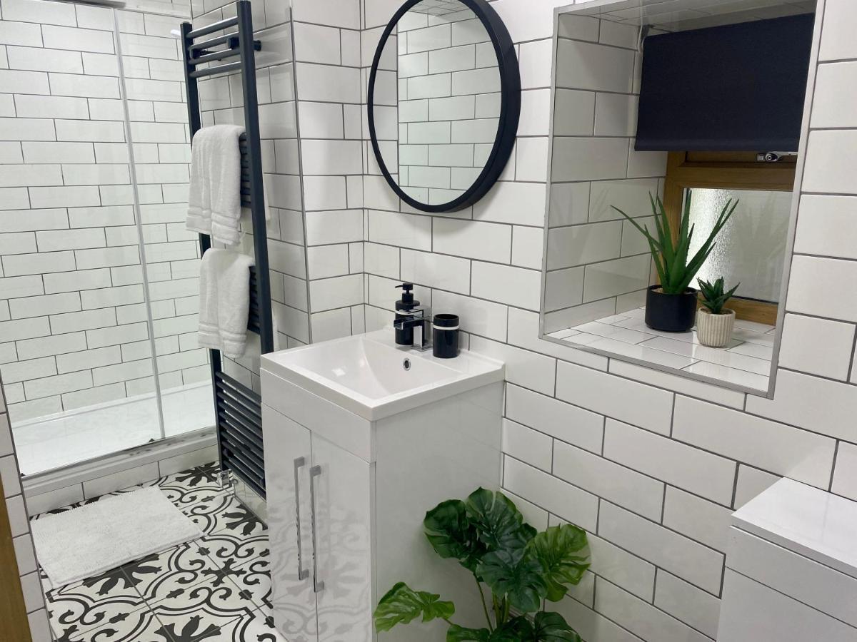 Stylish Studio Apartment In Centre Of เซนต์เคลียร์ส ภายนอก รูปภาพ