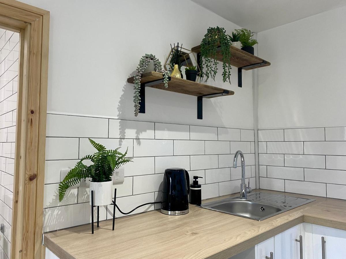 Stylish Studio Apartment In Centre Of เซนต์เคลียร์ส ภายนอก รูปภาพ