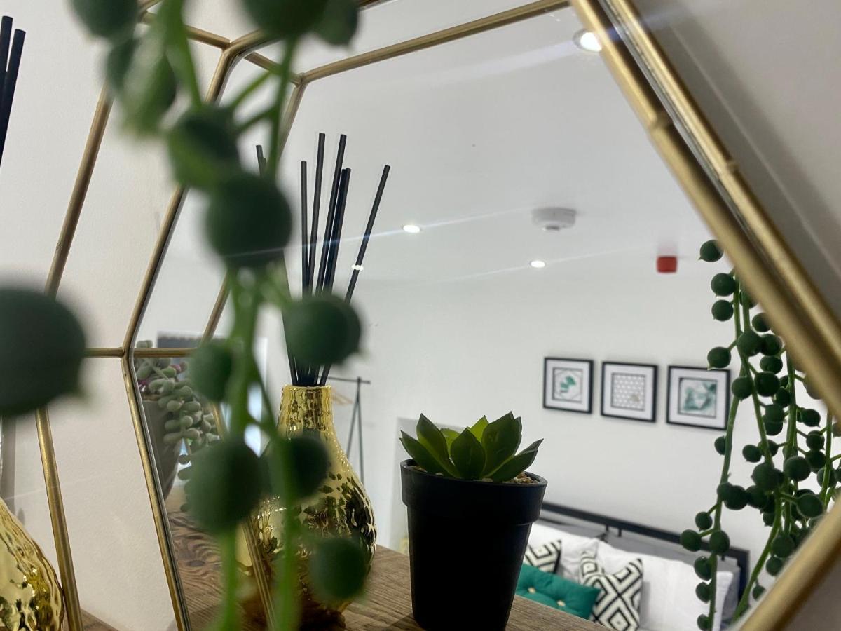 Stylish Studio Apartment In Centre Of เซนต์เคลียร์ส ภายนอก รูปภาพ